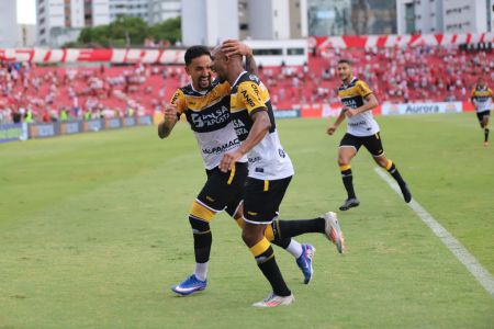 Waguininho comemora gol pelo Criciúma