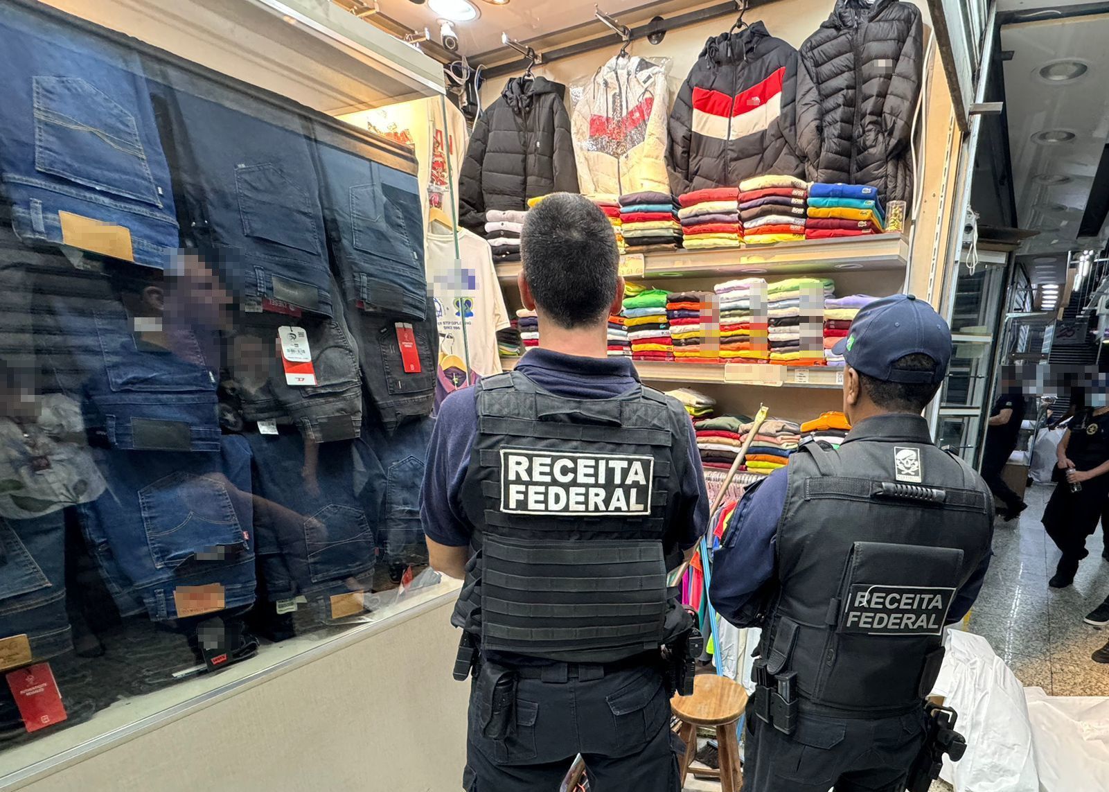 Receita Federal faz operação na 25 de março, em SP, contra produtos falsificados