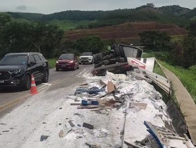 Vídeo: Caminhão tomba, atinge trem e interdita pista de estrada para BH
