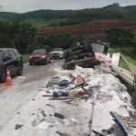 Vídeo: Caminhão tomba, atinge trem e interdita pista de estrada para BH
