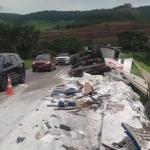 Vídeo: Caminhão tomba, atinge trem e interdita pista de estrada para BH
