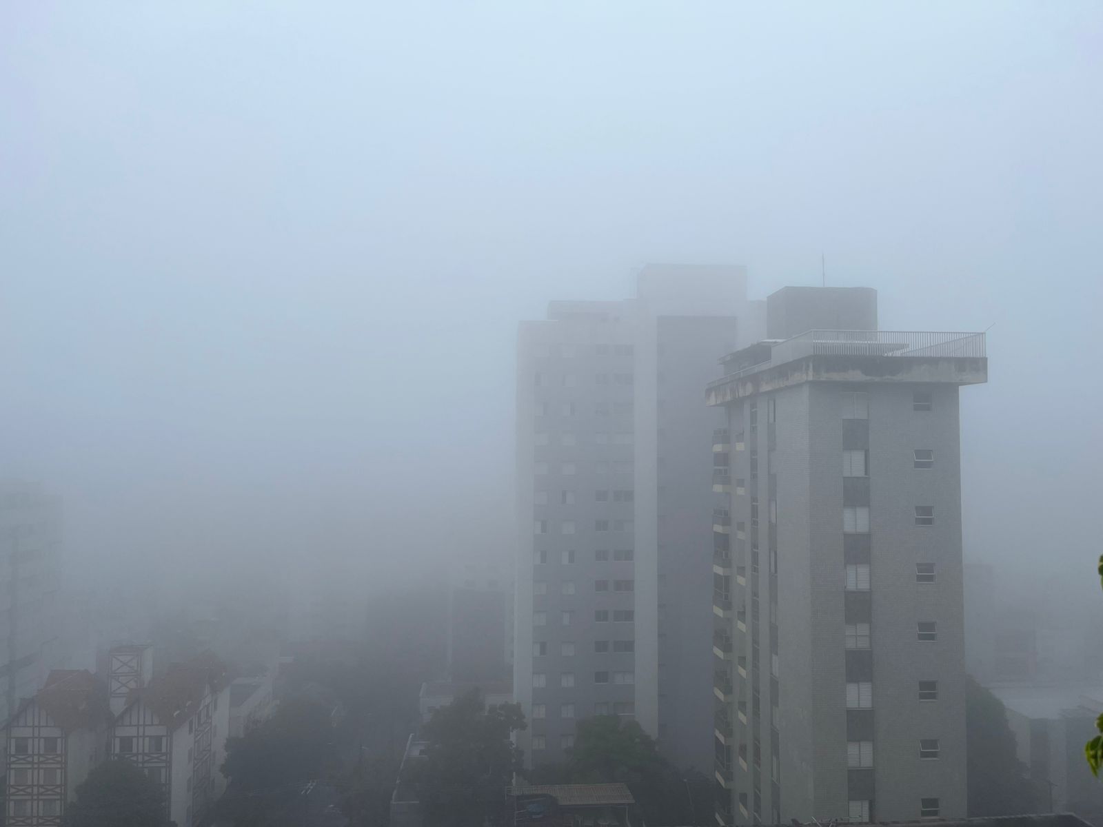 Neblina toma conta de BH neste sábado (14); entenda o que causou o fenômeno