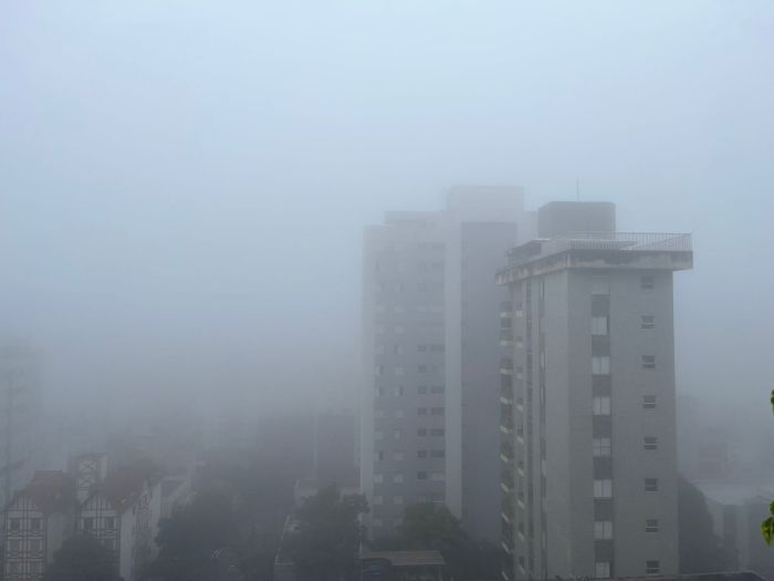 Tempo nublado na manhã deste sábado (14) no bairro Serra, na Região Centro-Sul da capital