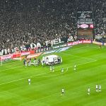 Zagueiro do Coritiba deixa gramado de ambulância contra Corinthians pelo Brasileiro