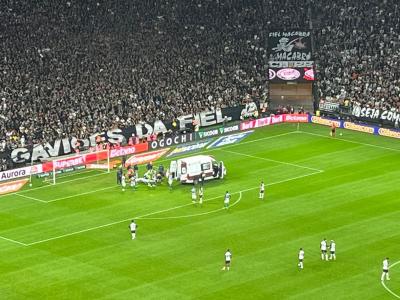 Ambulância em campo na Neo Química Arena, em São Paulo, para atender jogador do Coritiba contra o Corinthians