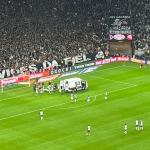 Zagueiro do Coritiba deixa gramado de ambulância contra Corinthians pelo Brasileiro