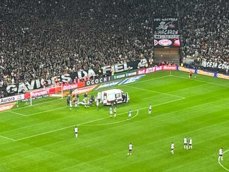 Ambulância em campo na Neo Química Arena, em São Paulo, para atender jogador do Coritiba contra o Corinthians