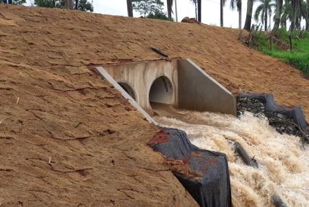 Sistema de drenagem no KM 88 da rodovia BR-459, em Congonhal.