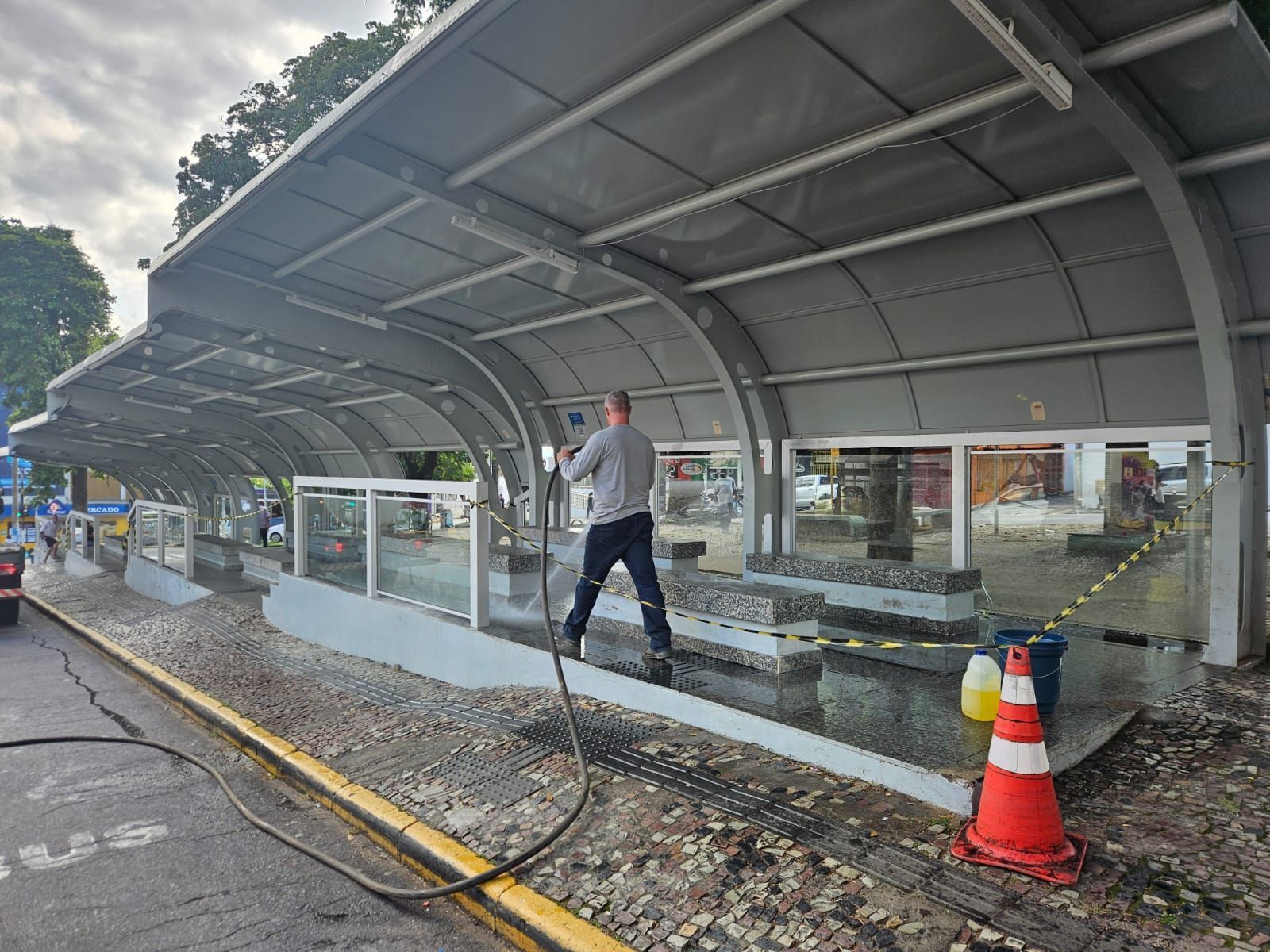 Prefeitura realiza limpeza e lavagem do ponto de ônibus central