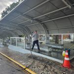 Prefeitura realiza limpeza e lavagem do ponto de ônibus central
