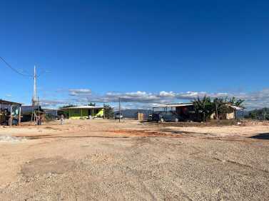 Com mais de dez casas no local, cerca de 16 famílias vivem no território do acampamento cigano em Ibirité
