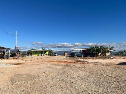 Com mais de dez casas no local, cerca de 16 famílias vivem no território do acampamento cigano em Ibirité