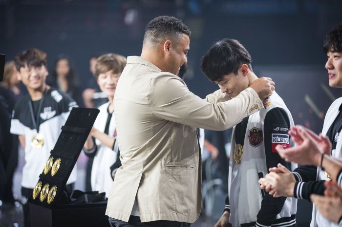 Ronaldo Fenômeno entrega medalha a Faker, da SKT T1, campeã do MSI 2017 no Brasil