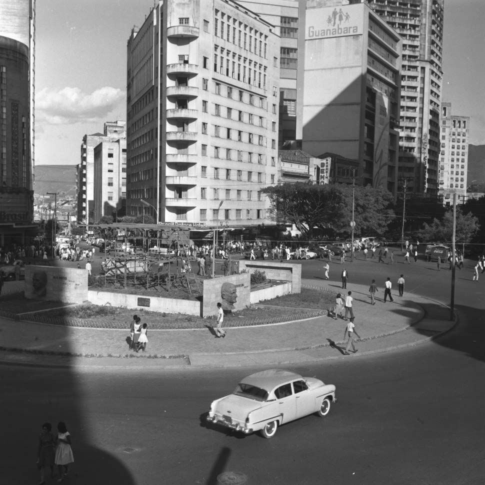 Praça 7, marco do Centro de BH, já foi sede da Itatiaia e ficou mais de dez anos sem o Pirulito