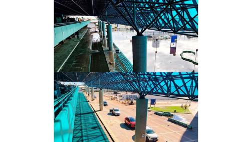 Limpeza do Aeroporto Internacional Salgado Filho, em Porto Alegre, após enchentes no Rio Grande do Sul