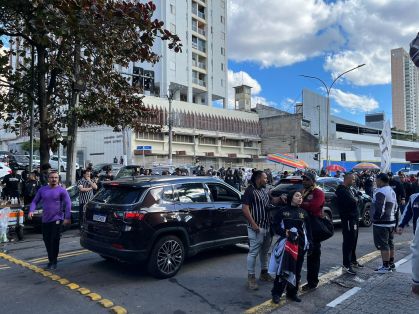 Torcedores do Corinthians protestaram contra Augusto Melo nos arredores do Parque São Jorge