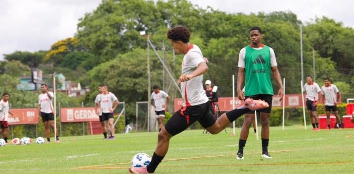 João Kempes em atividade com o profissional do Inter