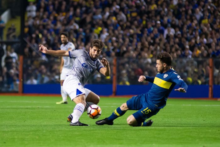 Lucas Silva disputa bola em duelo com o Boca Juniors, em 2018