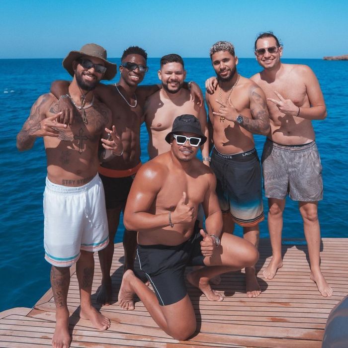 Vinicius Jr. comemora aniversário em Ibiza com Douglas Luiz
