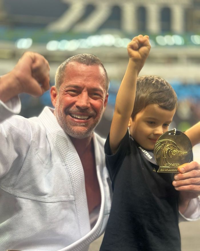 Malvino Salvador recebe medalha de ouro acompanhado do filho Rayan, de 3 anos