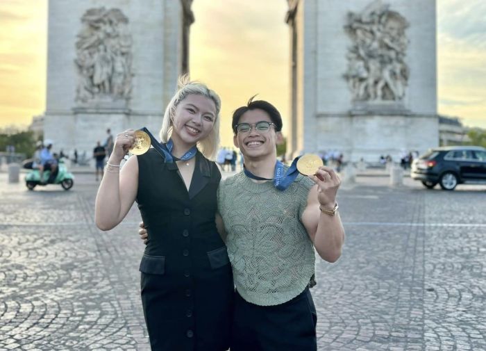 Carlos Yulo esteve acompanhado da namorada Chloe San José em Paris