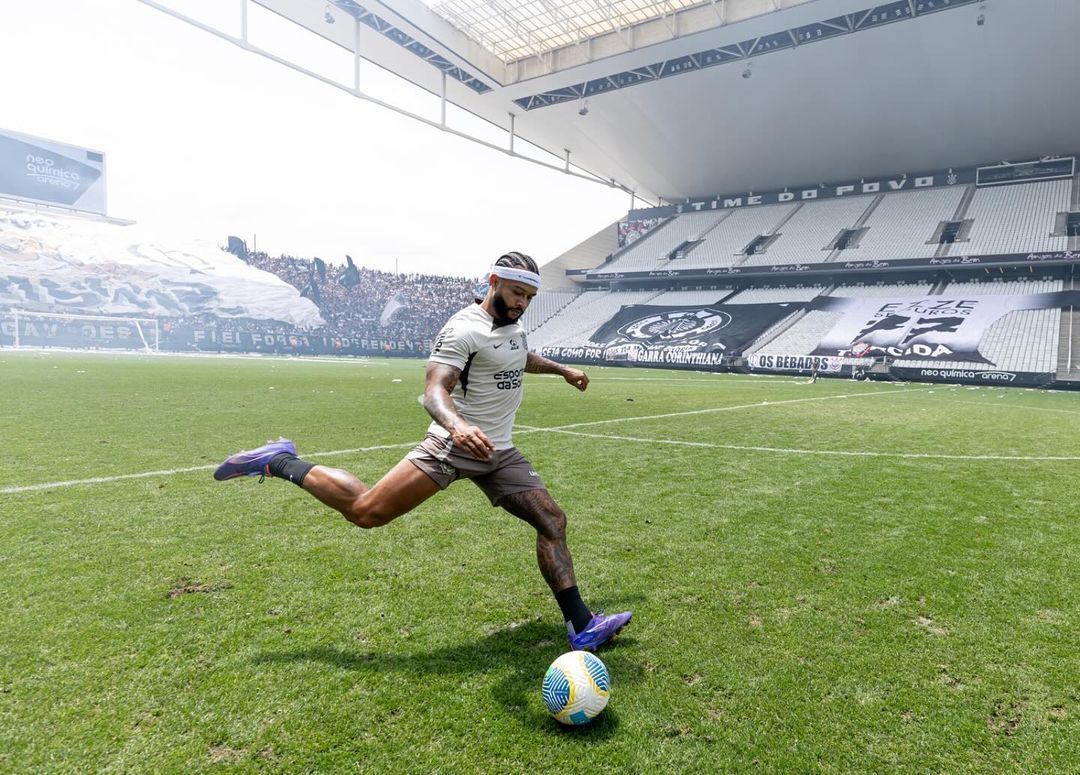 Com gol de Depay e festa da torcida, Corinthians faz treino aberto antes de clássico