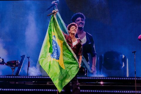 Bruno Mars mostra samba no pé em show e conquista web: “Molejo”