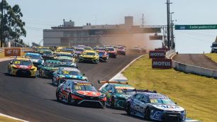 Stock Car: Salas segura Muggiati e vence sprint em Cascavel; Massa é punido