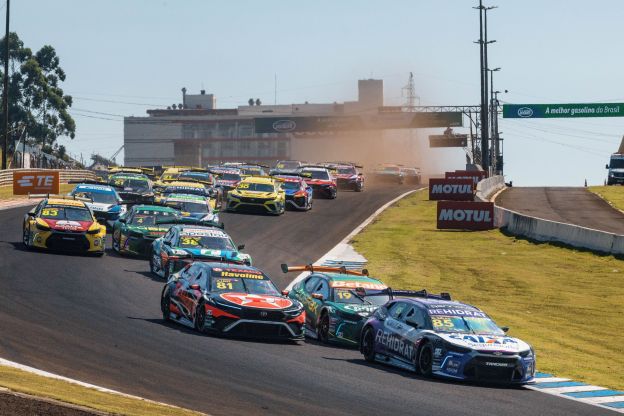 Stock Car: Salas segura Muggiati e vence sprint em Cascavel; Massa é punido