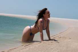 Alessandra Negrini aproveita praia no Ceará