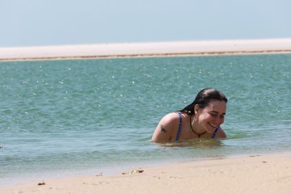 Alessandra Negrini aproveita praia no Ceará