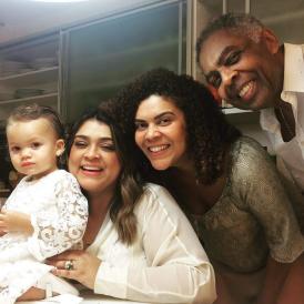 Preta Gil publica fotos com a família