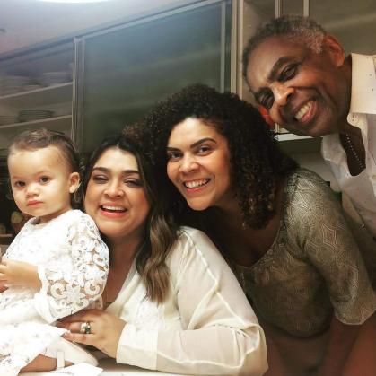 Preta Gil publica fotos com a família