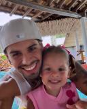 Zé Felipe compartilha fotos com Maria Flor no aniversário da pequena