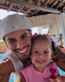 Zé Felipe compartilha fotos com Maria Flor no aniversário da pequena
