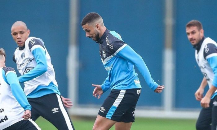 Kelvin, no centro da imagem, treinando com o grupo principal do Grêmio em 2023 Kelvin, no centro da imagem, treinando com o grupo principal do Grêmio em 2023