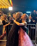 Fernanda Torres compartilha registros com Ariana Grande