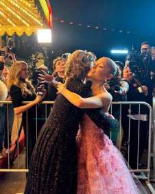 Fernanda Torres compartilha registros com Ariana Grande