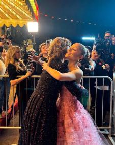 Fernanda Torres compartilha registros com Ariana Grande
