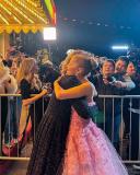Fernanda Torres compartilha registros com Ariana Grande