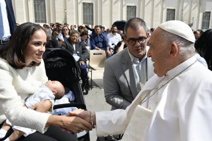 Casal Cazarré em encontro com o Papa