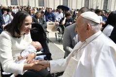 Casal Cazarré em encontro com o Papa