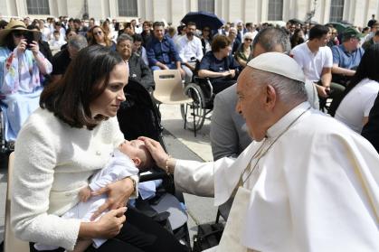 Casal Cazarré em encontro com o Papa
