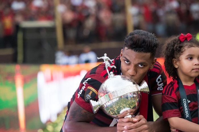 Berrío com a taça da Libertadores de 2019 Berrío com a taça da Libertadores de 2019