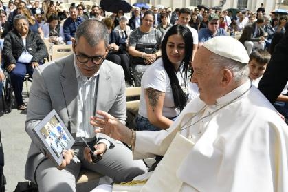 Casal Cazarré em encontro com o Papa