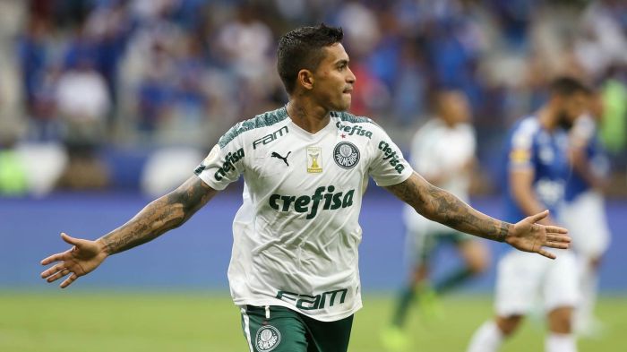 Dudu comemora gol sobre o Cruzeiro em 2019, no ano do rebaixamento do clube celeste