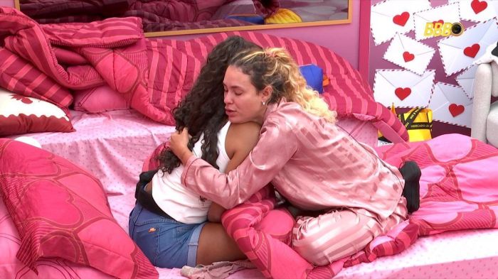 Sarah e Sol se abraçam Sarah e Sol se abraçam