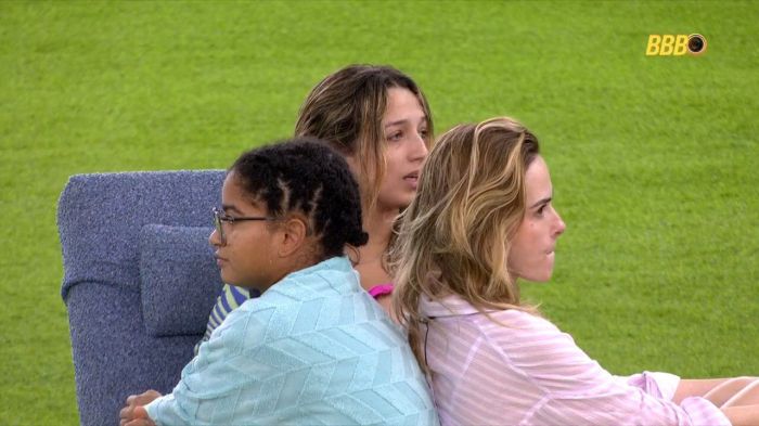Sisters conversam no quintal Sisters conversam no quintal