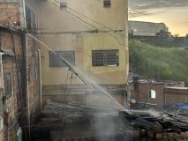 Incêndio destrói casa no bairro Goiânia, em BH; veja imagens