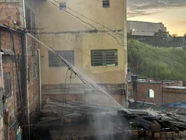 Incêndio destrói casa no bairro Goiânia, em BH; veja imagens
